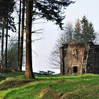 Niet-magnetische bunker en lanceerhelling op de V1 lanceerbasis van Ardouval / Val Ygot, Normandië, Frankrijk
